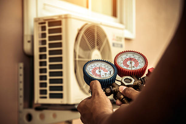 Professional Hvac technician working in Lakewood, OH